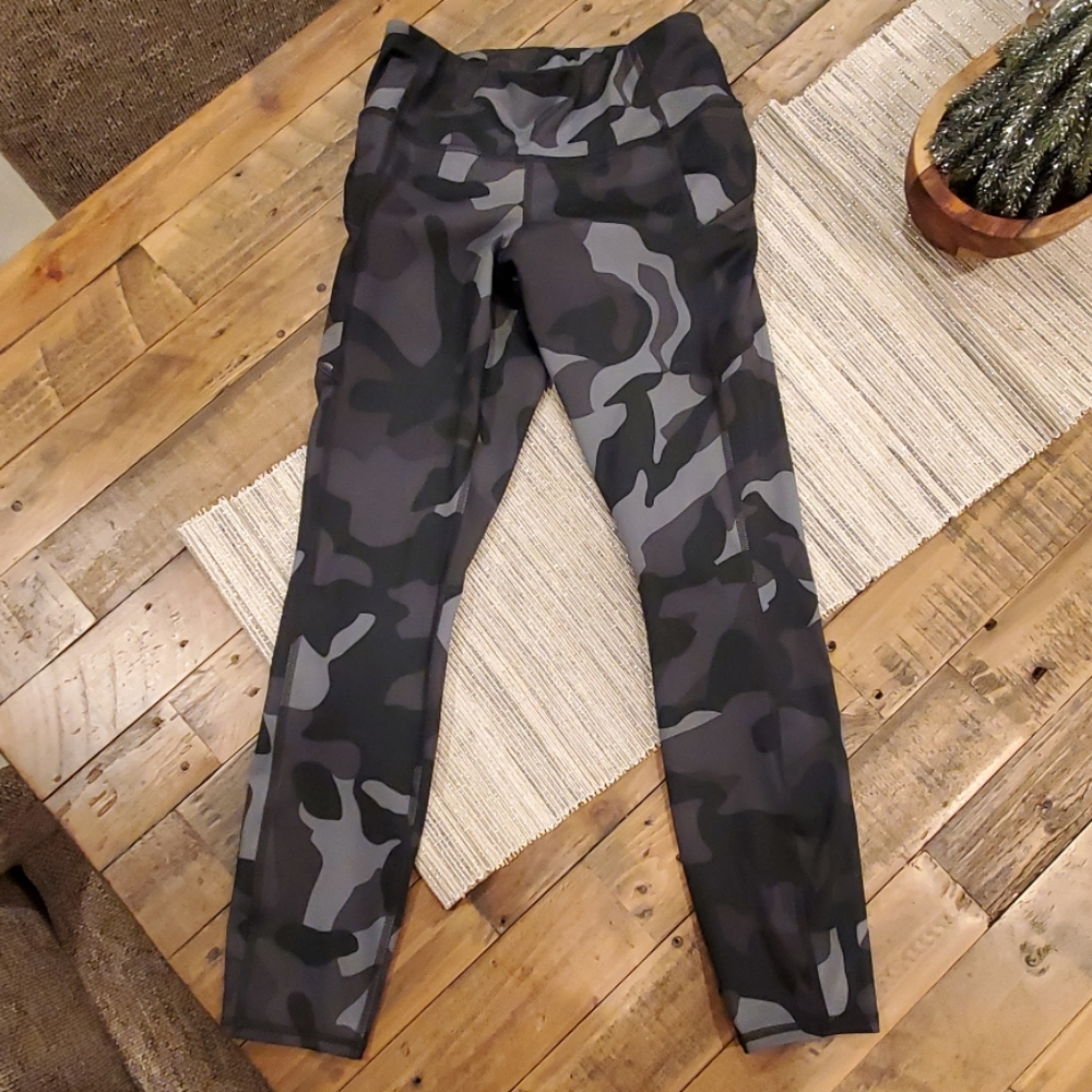 Athleta Camo Contender 7/8 Powerlift Tight